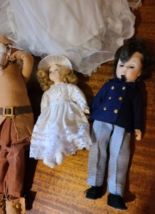 lot 83 image: Lot of Dolls