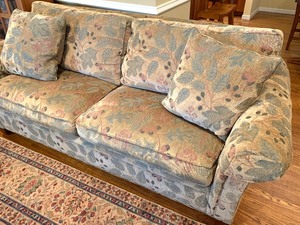 lot 115 image: Stickley Sofa