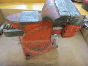 lot 29 image: Bench Vise