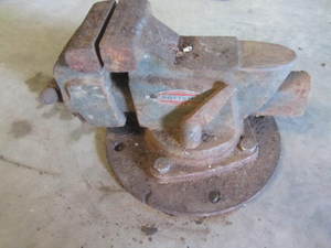 lot 109 image: Bench Vise
