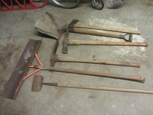 lot 137 image: Garden Hand Tools
