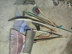 lot 139 image: Garden Hand Tools