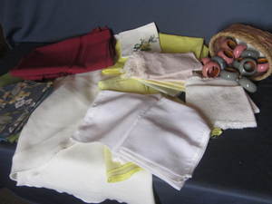 lot 199 image: Tablecloths & Napkin Rings