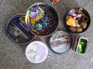lot 406 image: Mardi Gras Beads & Other Collectabl...