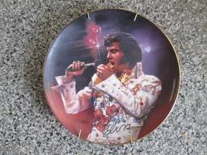 lot 418 image: The King Elvis Collector Plate S...