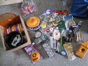 lot 425 image: Halloween Dcor & Box of Household...