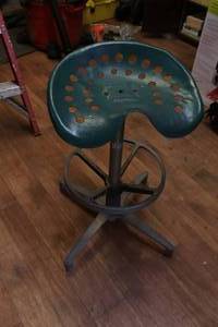 lot 329 image: Metal Traktor Seat ...