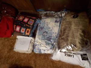 lot 66 image: Lot of Quilts, Blankets, Curtains a...