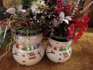 lot 82 image: set of 2 Snowman Dcor- 19 tall...