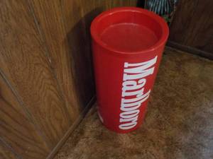 lot 45 image: Marlboro Ash Tray...