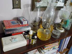 lot 191 image: All Dcor on Shelf as pictured - b...