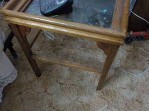lot 193 image: set of 2 end tables...