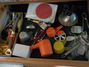 lot 200 image: All contents of Kitchen Drawer- bri...