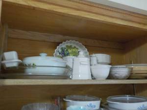 lot 632 image: Pyrex and More- bring box for packi...
