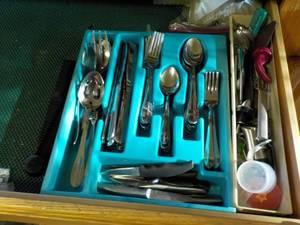 lot 635 image: Silverware Drawer- bring box for pa...