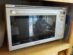 lot 640 image: Samsung Microware Toast and Bake...