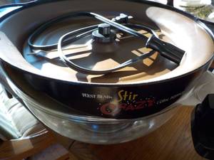 lot 649 image: Westbend Popcorn Maker and Wee Cook...