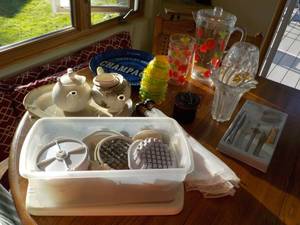 lot 653 image: Kitchen Lot- bring box for packing...
