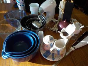 lot 654 image: Kitchen Lot- bring box for packing...