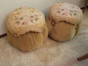lot 684 image: 2 Foot Stools...