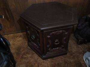 lot 506 image: Wood End Table with Front Door 28 ...