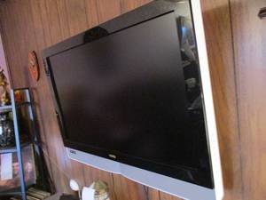 lot 511 image: 37 Vizio TV...
