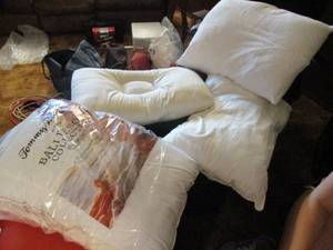 lot 517 image: Covered Tote of 5 Pillows...