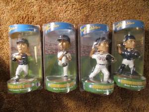 lot 524 image: MN Twins Bobble Heads...