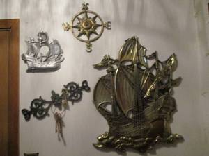lot 567 image: Metal and Plastic Wall Dcor and K...