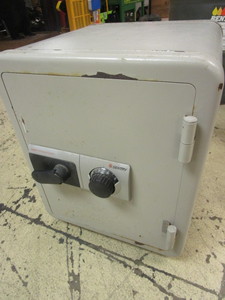 lot 315 image: PROFESSIONAL QUALITY SENTRY SAFE