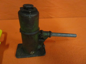 lot 21 image: Hydraulic Jacks