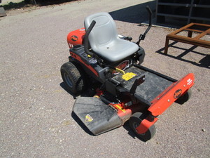 lot 2 image: Ariens Zoom 42 Mower
