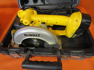 lot 51 image: DeWalt 18v Saw & Charger
