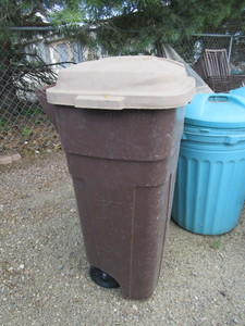 lot 92 image: (4) Garbage Cans wLids