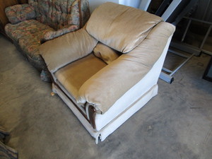 lot 106 image: Loveseat, Chair