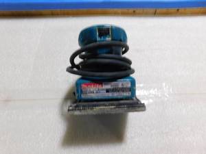 lot 17 image: Makita BO4552 Finishing Sander