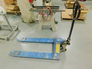 lot 243 image: Global Industrial Ergo Pallet Jack Truck 5500 Lb. Capacity - 27 x 48 Forks