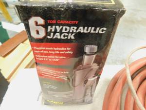 lot 387 image: Larin Hydraulic Jack