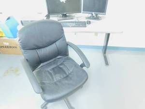 lot 413 image: Black Office Chair