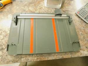 lot 421 image: Tabletop Rolling Paper Trimmer