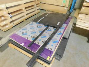 lot 453 image: Lot of Misc Plastic