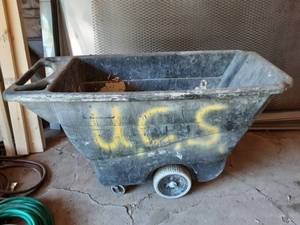 Rubber Maid Rolling Trash Cart