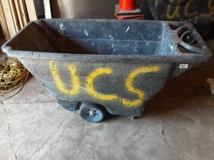 Rubbermaid Rolling Trash Cart