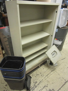 lot 424 image: METAL SHELF UNIT, ADJUSTABLE MONITOR STAND, GARBAGE CANS, DUSTPANS