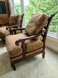 lot 2 image: Pair of Extra Wide  Beautiful Armchairs by Hickory Chairs