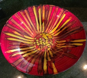 lot 8 image: Vibrant Colored Decorative Glass Bowl Set