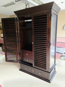 lot 22 image: Large Drexel Heritage Armoire