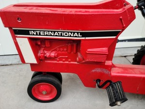 lot 25 image: Vintage Ertl Childrens Tractor