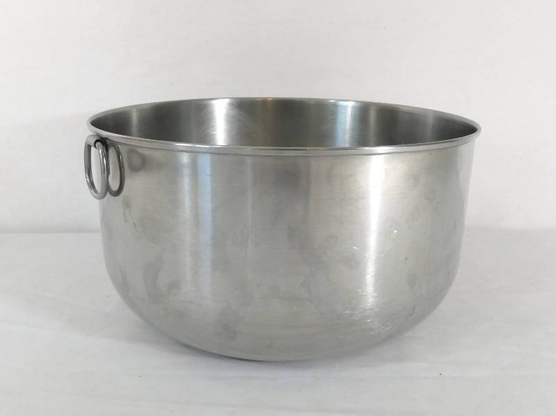 lot 90 image: Mixing Bowls and Copper and Aluminum Molds