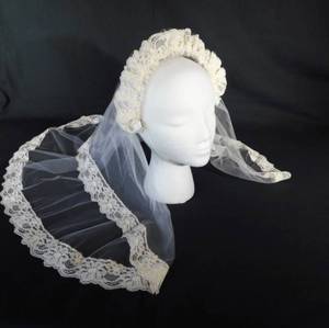 lot 12 image: Vintage Tulle and Lace Childs Veil